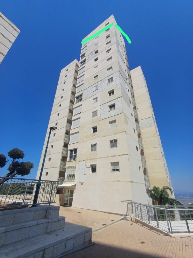 בניין מגורים בישראל שעבר הוספת מרפסות