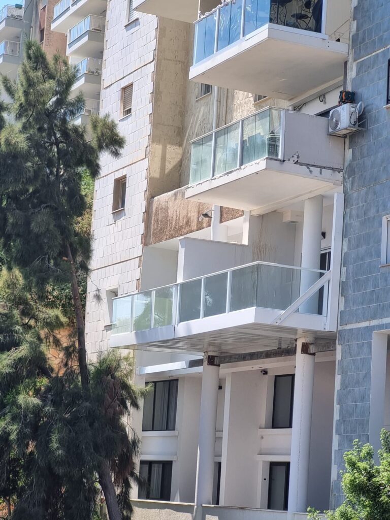 שיפוץ מרפסות מורחבות בבניין קיים
