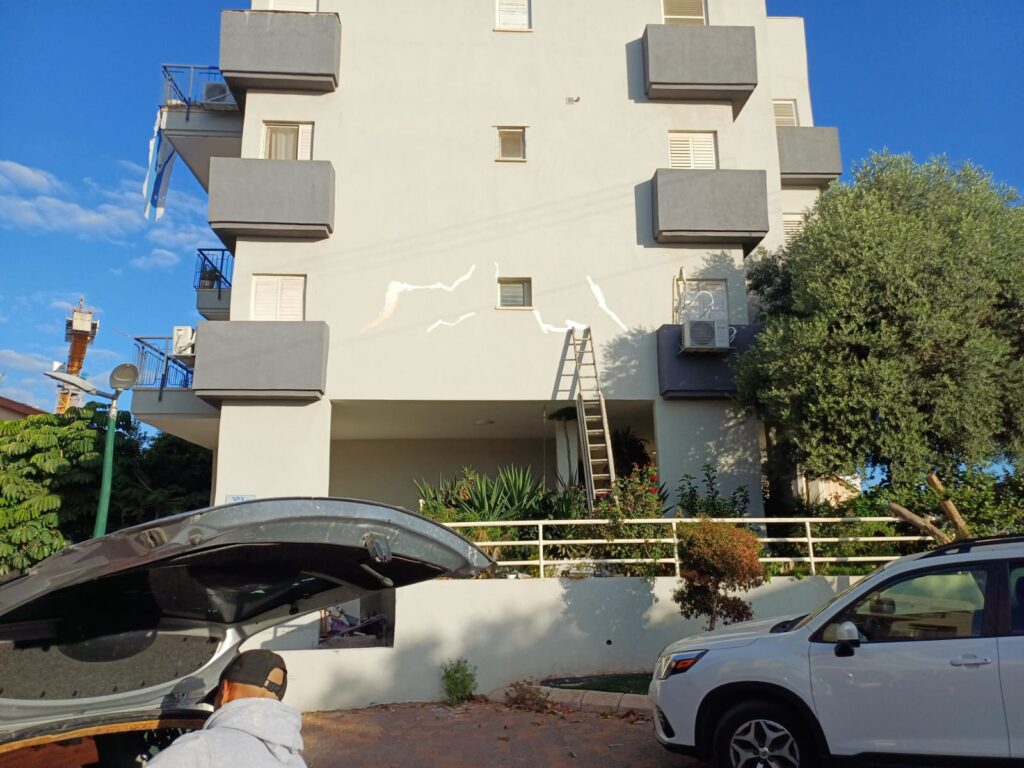 בניין מגורים לאחר שיפוץ הוספת מרפסת לבניין קיים