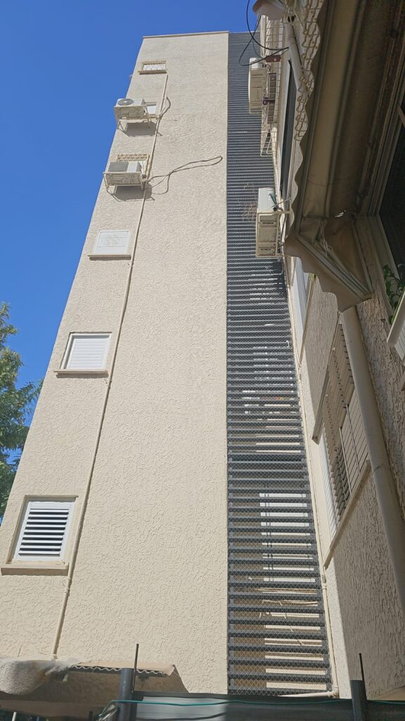 בניין קיים לפני תהליך הרחבת מרפסות