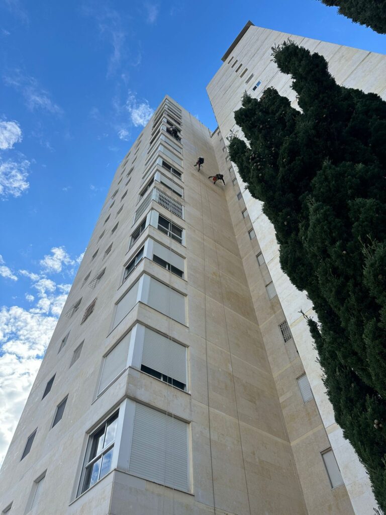 מבנה מגורים בישראל לפני תהליך שיפוץ הרחבת מרפסות