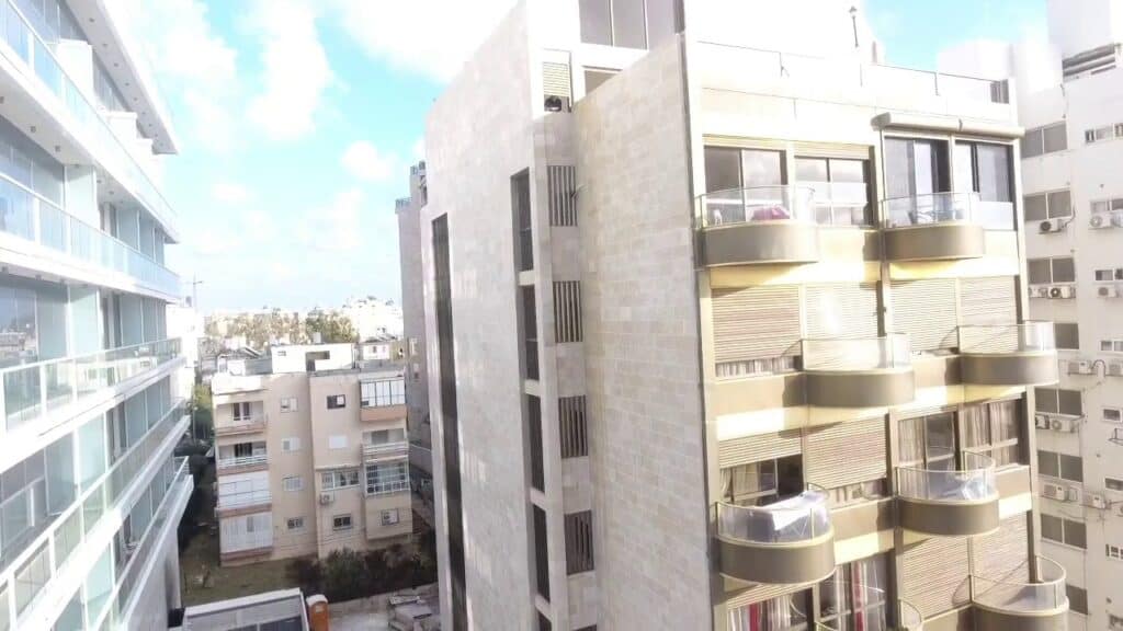 בנייו לאחר עבודת שיפוץ אריחי בניין